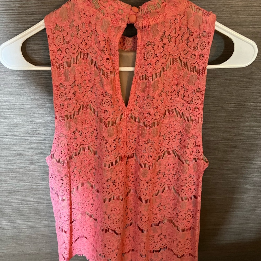 LACE SLEEVELESS TOP SIZE MED - Picture 4 of 4